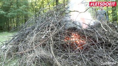 Зрелая шлюха на высоких каблуках ебётся сразу с двумя мужиками на природе