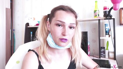 Хуястый учитель спустил на лобок светловолосой студентке от первого лица