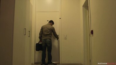 Девушка-ботаник в очках накинулась на огромный толстый хуй соседа